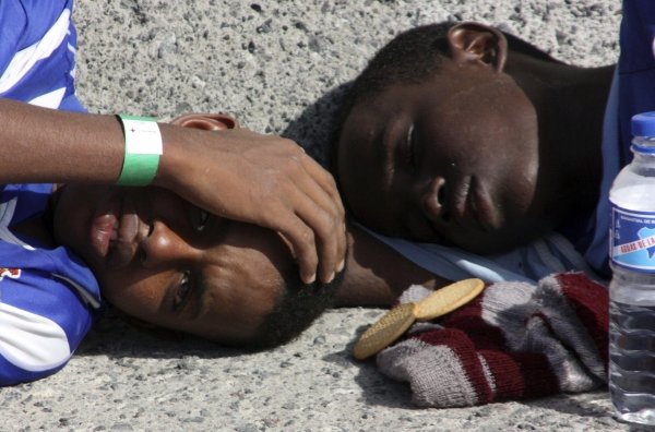 Dos migrantes completamente exhaustos nada más llegar a Canarias en un cayuco.