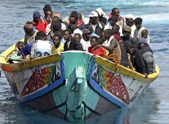 Un cayuco con inmigrantes tratando de llegar a Canarias.