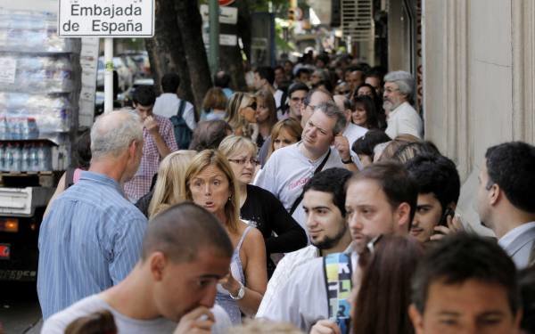 Un grupo de emigrantes españoles ante la embajada en Buenos Aires,