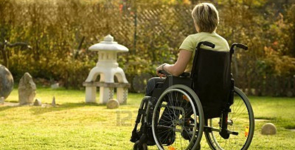 3711636-mujer-discapacitada-en-una-silla-de-ruedas