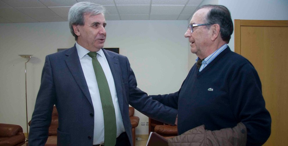 Despacho del consejero 
Reunión de Rafael de la Sierra con el presidente de la Casa de Cantabria en Navarra
	
