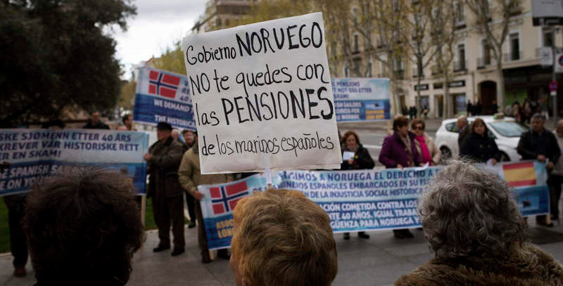GRA345. MADRID, 12/04/2016.- Una delegaciÛn de la asociaciÛn de exmarineros de Noruega durante la concentraciÛn llevada a cabo en frente de la embajada de Noruega en Madrid, para reclamar sus pensiones. EFE/Luca Piergiovanni