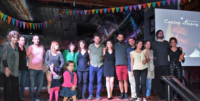 La comisión directiva de la Federación, junto a familiares y amigos de Carlos Slepoy, posan tras el homenaje realizado en el Teatro Bambalinas de Buenos Aires