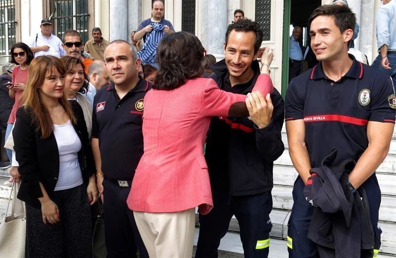 La consejera de Justicia de la Junta de Andalucía, Rosa Aguilar, abraza a Julio Latorre ante la presencia de Manuel Blanco (2i) y José Enrique Rodríguez (d)