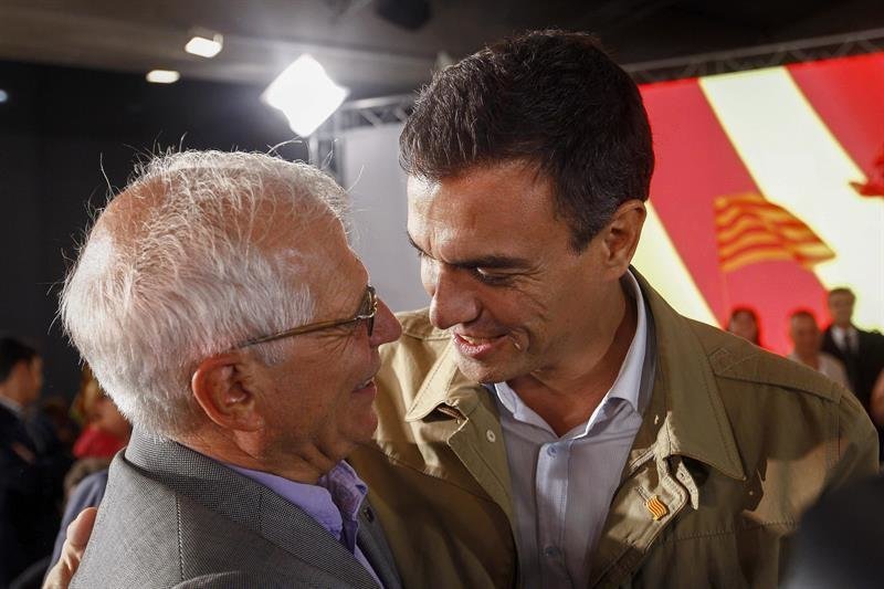 Josep Borrell abraza a Pedro Sánchez durante un acto político del partido.