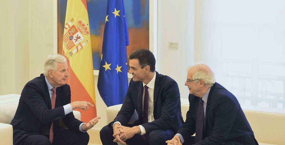 GRAF4796. MADRID, 17/09/2018.- El jefe del Ejecutivo, Pedro Sánchez (c), y el ministro de Asuntos Exteriores, Josep Borrell (d), durante la reunión que han mantenido hoy en Moncloa con el jefe de la Negociación de la UE con el Reino Unido, Michel Barnier. EFE/Fernando Villar