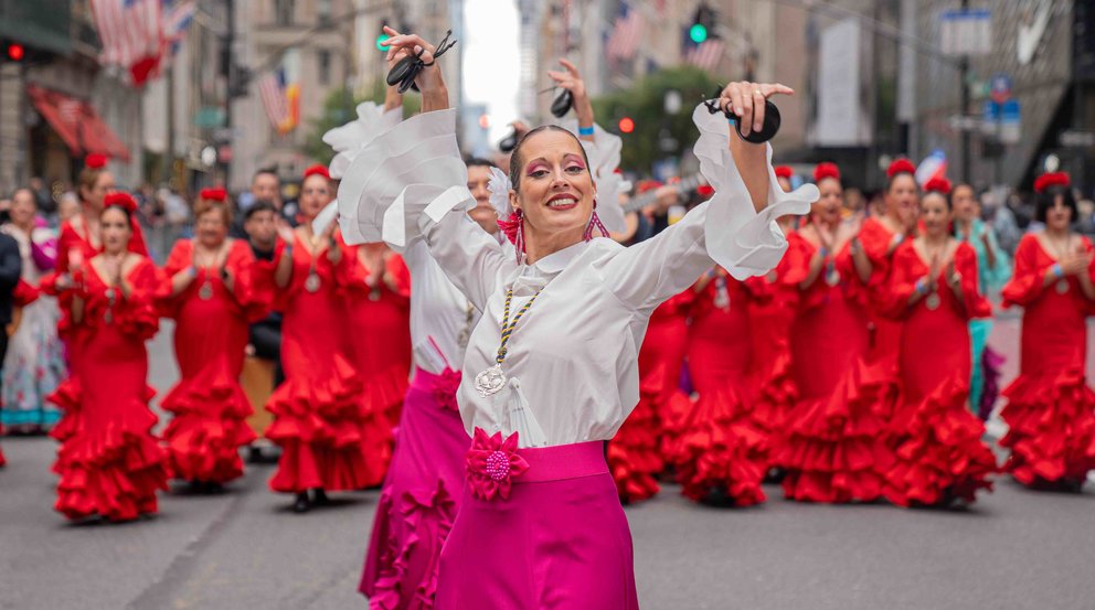 AME5529. NUEVA YORK (ESTADOS UNIDOS), 08/10/2023.- Artistas en representación de la cultura española participan en el desfile del Día de la Hispanidad hoy, en la Quinta Avenida de Nueva York (EE.UU.). EFE/ Ángel Colmenares
