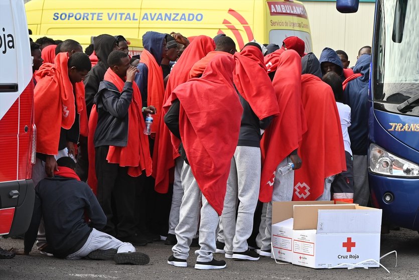 EuropaPress_5738566_equipos_sanitarios_atienden_varios_migrantes_llegada_puerto_restinga