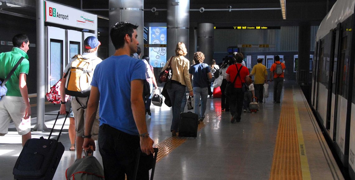 Los jóvenes españoles seguirán emigrando en la próxima década, según los datos manejados por el Gobierno.