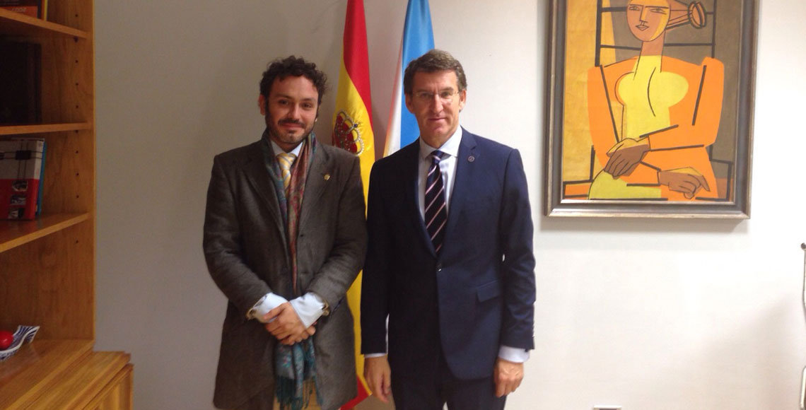 El presidente de la Xunta de Galicia durante su encuentro con Manoel Carrete, presidente del Centro Gallego de Barcelona.