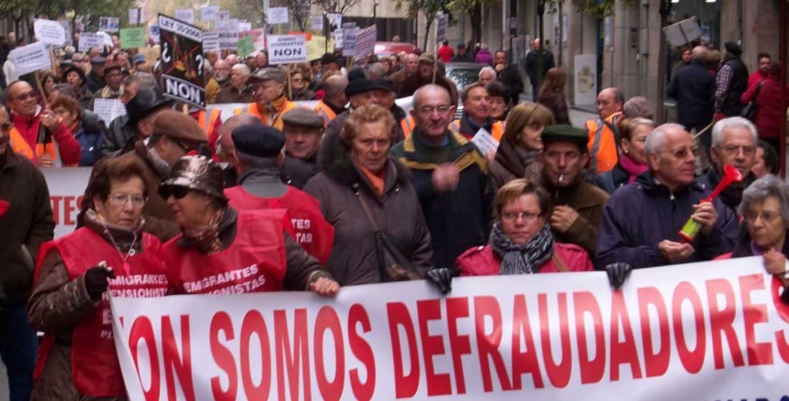 Manifestación de los emigrantes retornados gallegos en contra del sistema de regularización de sus prestaciones del exterior.