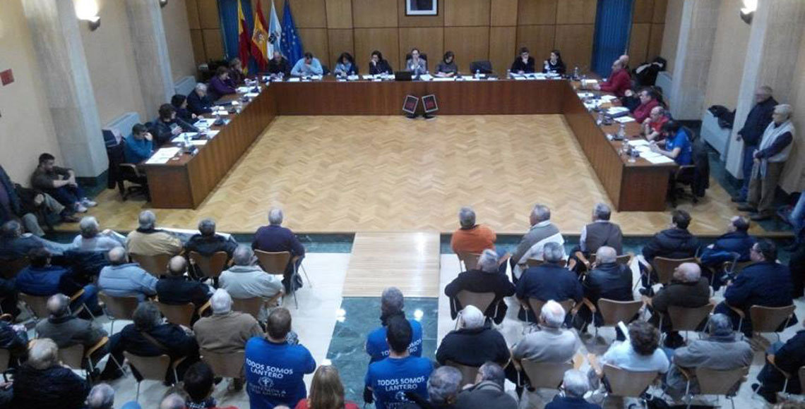 Los retornados llenaron el salón de Plenos del Ayuntamiento de Vilagarcía.