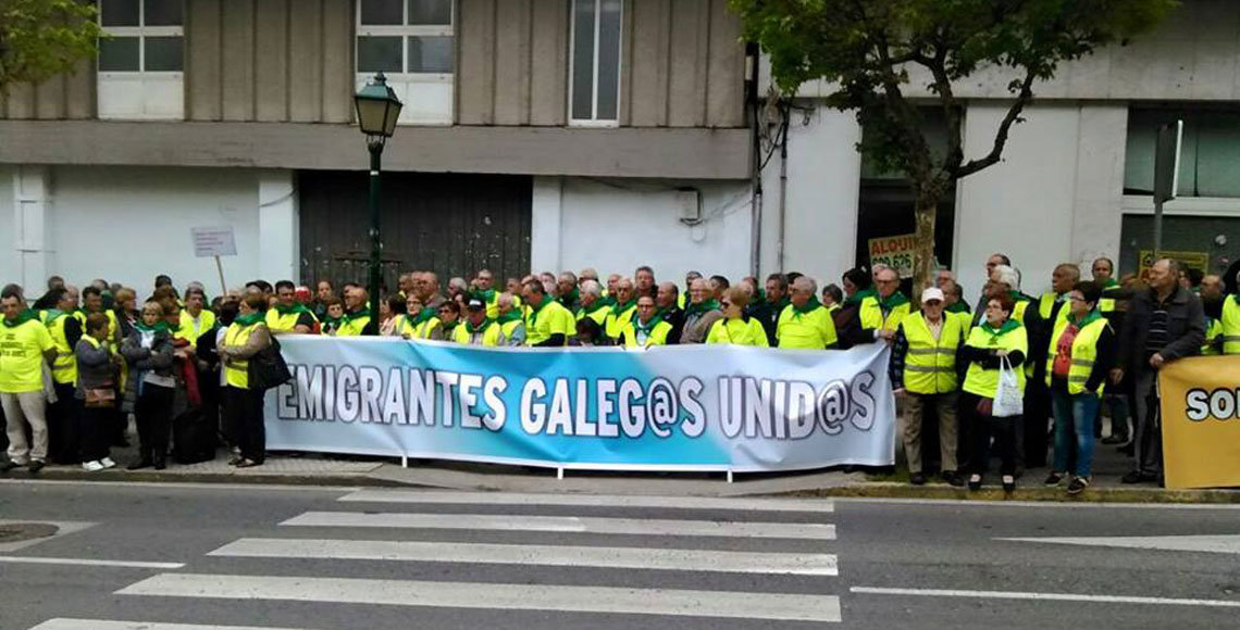 Retornados gallegos durante una manifestación por las calles de Santiago de Compostela.