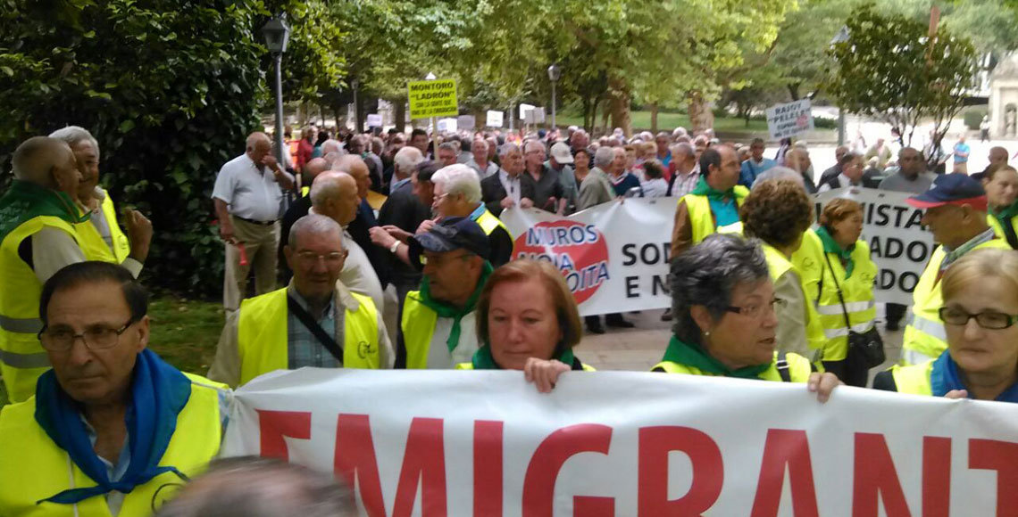 Manifestación de retornados gallegos por las calles de Santiago de Compostela, el pasado mes de junio.