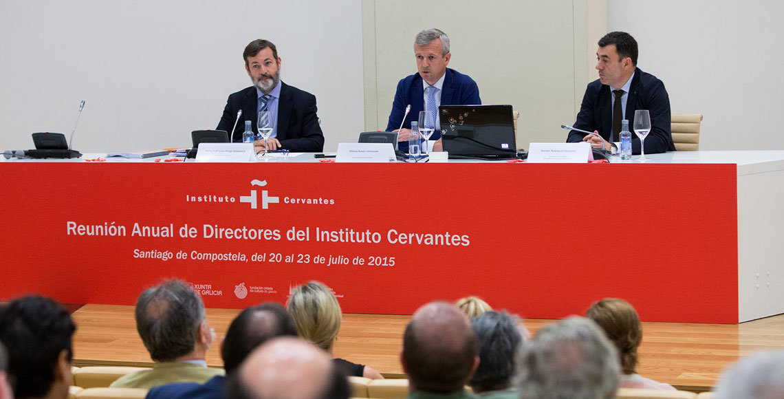 El director del Cervantes, Rodríguez-Ponga; el vicepresidente de la Xunta, Alfonso Rueda y Román Rodríguez, conselleiro de Cultura y Educación, en la clausura de encuentros de directores del Cervantes.
