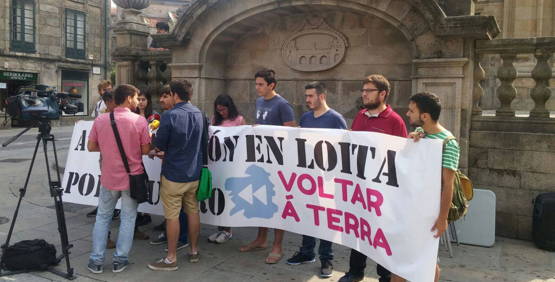 Rueda de prensa organizada por los portavoces de "Voltar á Terra", en Pontevedra.