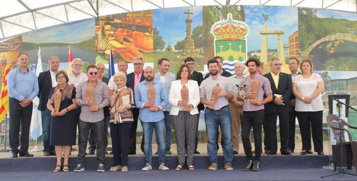Foto de grupo de los galardonados con el Premio Alecrín 2015 que concede la Fegalcat. (Foto: A. Ribas)