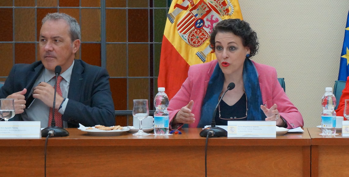 La ministra Magdalena Valerio con Agustín Torres, el secretario general de Inmigración y Emigración
