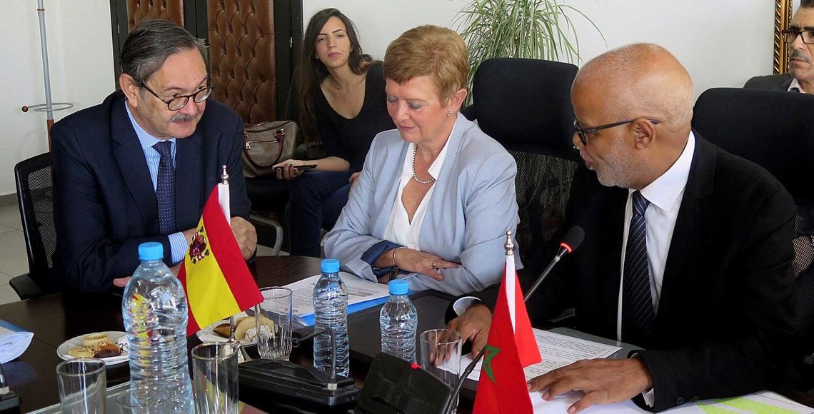 La Secretaria de Estado de Migración, Consuelo Rumí, junto al embajador de España en Rabat, Ricardo Díez (i) durante su reunión con el ministro marroquí de Empleo, Mohamed Yatim, dentro de su visita a Marruecos. EFE/Javier Otazu