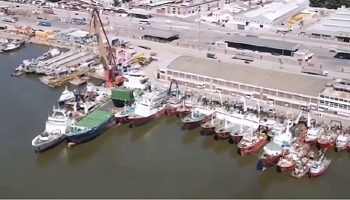 Imagen aérea de embarcaciones en el puerto pesquero de Montevideo.