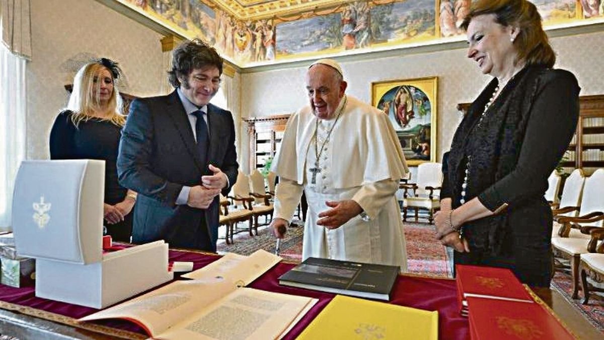 El presidente de Argentina, Javier Milei, junto al pontífice ayer en el Vaticano.