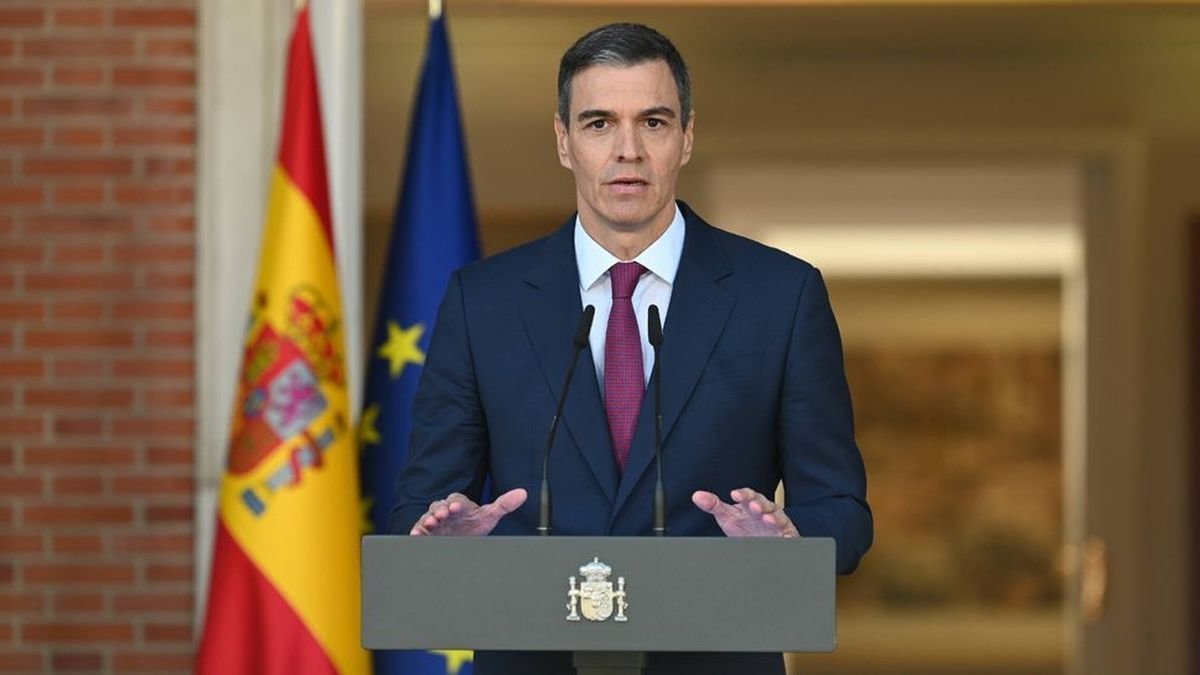 El presidente del Gobierno, Pedro Sánchez, durante su intervención ayer en la Moncloa en la que anunció su decisión de continuar al frente del Gobierno.
