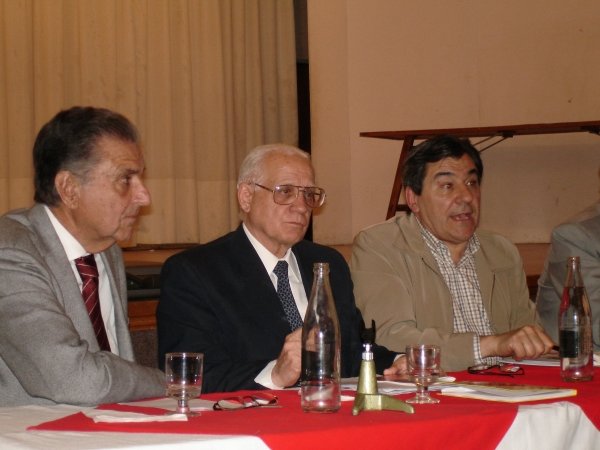 El vicecónsul honorario de España en Mar del Plata, Fernando García Navarro, junto al secretario del CRE bonaerense, Juan Marí Freire y Evaristo Oroña, en Mar del Plata.  