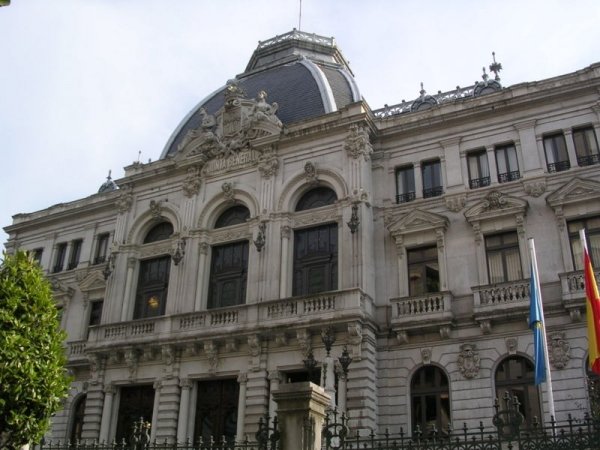 Edificio de la Junta General del Principado de Asturias, que visitaron los miembros de la junta directiva del Centro Asturiano de Torrevieja.