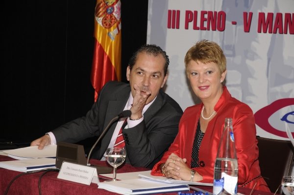 Torres habla con Consuelo Rumí durante el Pleno del Consejo de la Ciudadanía Española en el Exterior.