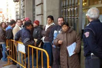 Un grupo de inmigranes hacen cola a las puertas de una oficina de Extranjería. (Foto: Archivo)