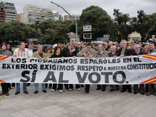 Maite Michelón, en el centro, agarra una pancarta en defensa del voto.