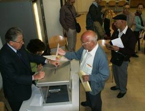 Españoles del exterior durante un proceso electoral en el consulado de España en París.