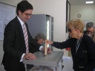 Una española vota en un consulado en las pasadas elecciones.