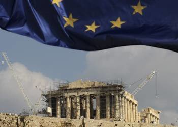 Una bandera de la Unión Europea ondea cerca del Partenón en la Acrópolis de Atenas, Grecia (Foto: EFE)