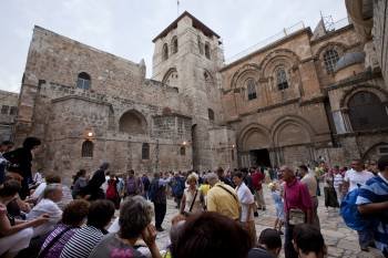 Grupos de peregrinos y turistas esperan para entrar en la iglesia del Santo Sepulcro de Jerusalén. (Foto: JIM HOLLANDER)