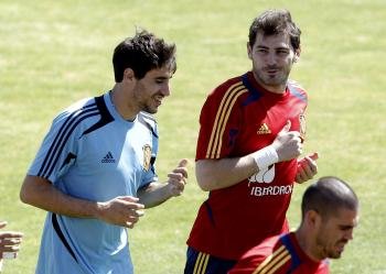 Casillas corre junto a Javi Martínez y Valdés ayer en Madrid. 
