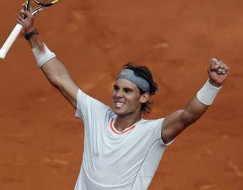 Rafael Nadal celebra su victoria sobre Stanislas Wawrinka, ayer en los cuartos de final de Roland Garros.