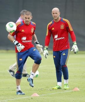 Víctor Valdés y Pepe Reina, en el entrenamiento de la selección.