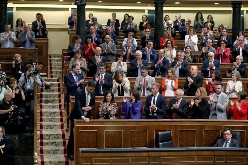El líder del PSOE, Pedro Sánchez, recibe el aplauso de su grupo parlamentario