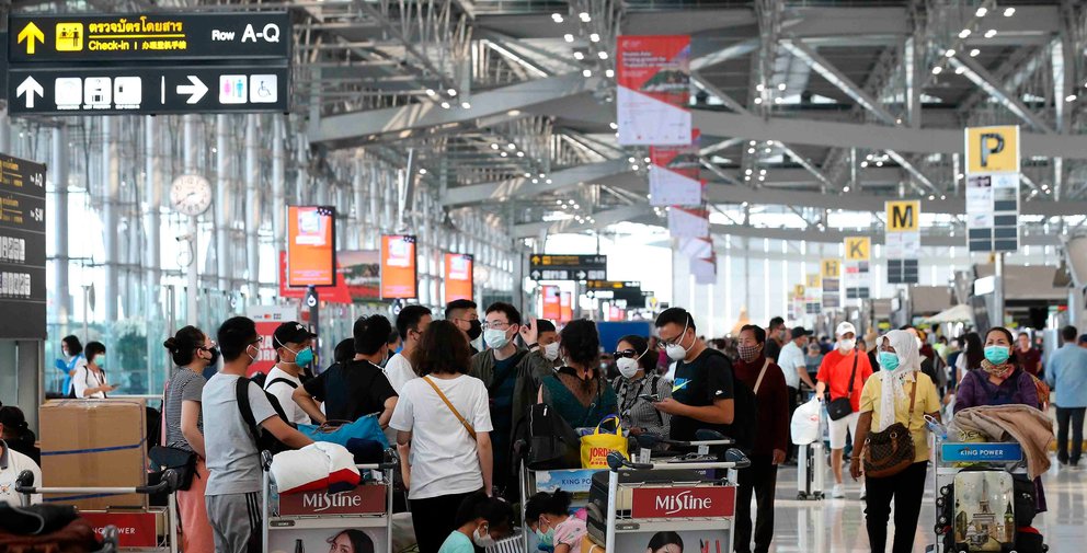 Samut Prakan (Thailand), 29/01/2020.- Passengers wear protective masks as they wait for their flight at Suvarnabhumi Airport, in Samut Prakan province, Thailand, 29 January 2020. Thai health officials are stepping up monitoring and inspection for the new SARS-like coronavirus after the Public Health Ministry confirmed fourteen people are reported to be infected in Thailand. The virus has so far killed at least 132 people and infected nearly six thousand others around the globe, mostly in China. (Tailandia, Estados Unidos) EFE/EPA/NARONG SANGNAK

