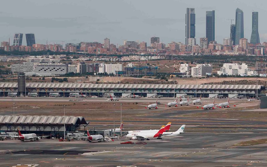 Vista de un avión de Iberia en la Terminal 1 del aeropuerto de Adolfo Suárez Madrid-Barajas. EFE/Mariscal/Archivo
