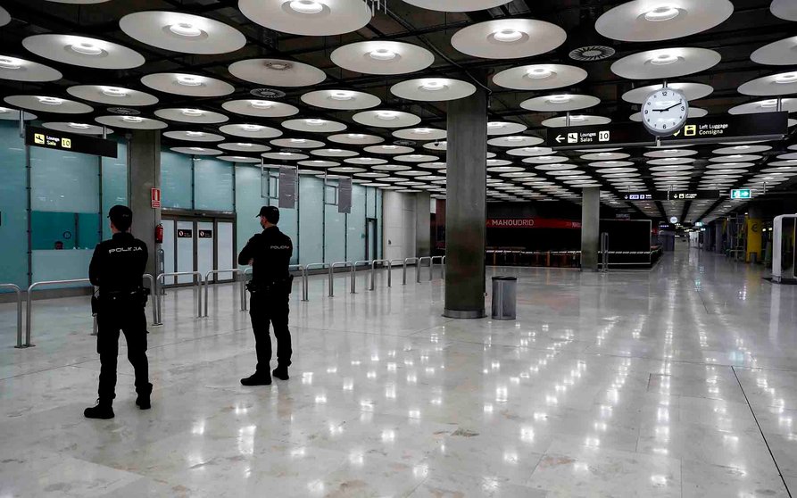 GRAF944. MADRID, 04/05/2020.- Efectivos policiales en el vacío interior de la T4 del Aeropuerto de Madrid- Barajas, en una jornada marcada por el estado de alarma a causa de la pandemia del coronavirus. EFE/Mariscal