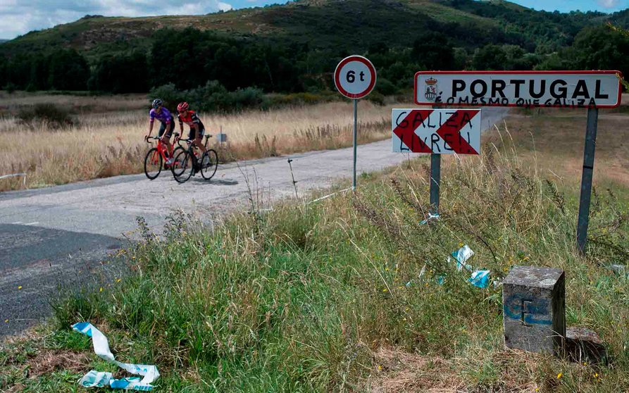 GRAF538. CUALEDRO (OURENSE), 01/07/2020.- Dos ciclistas cruzan la frontera entre España y Portugal en la localidad de A Xironda (Cualedro) en Ourense, este miércoles en el que España y Portugal abren sus fronteras tras tres meses y medio cerradas debido a la pandemia del coronavirus. EFE//Brais Lorenzo
