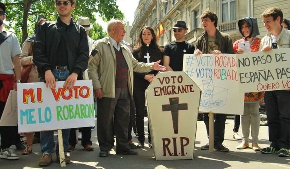  Una protesta contra el sistema de voto rogado que se exige a los emigrantes españoles. 