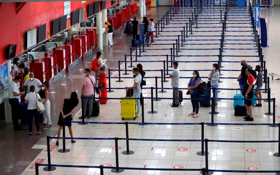 AME8519. LA HABANA (CUBA), 15/11/2020.- Viajeros son vistos en el aeropuerto de La Habana en el primer día que reinicia las operaciones, suspendidas desde hace meses a causa de la pandemia, hoy en La Habana (CUBA). EFE/ Yander Zamora
