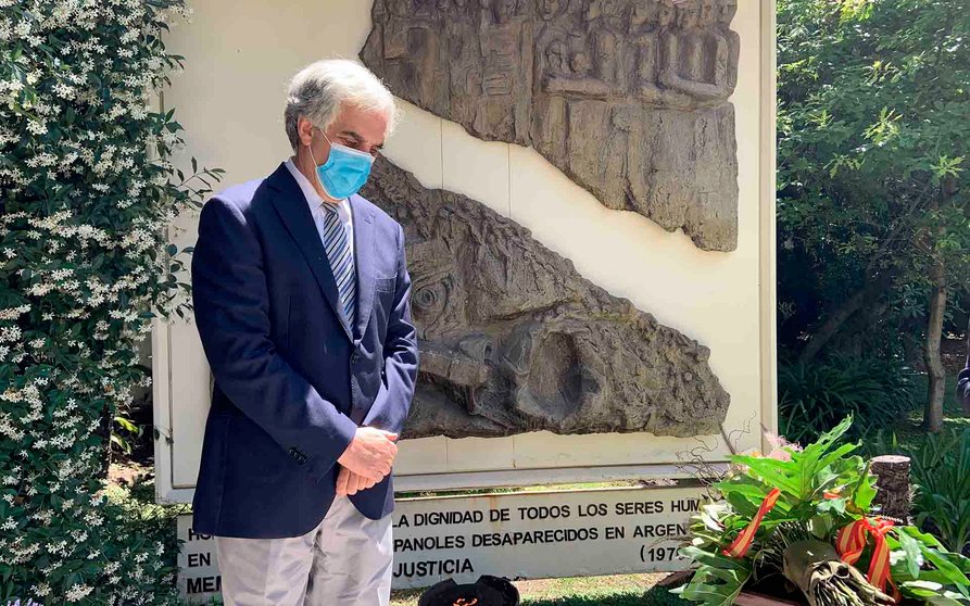 The Spanish Ambassador to Argentina, Javier Sandomingo Núñez, pays tribute to the Spaniards who disappeared during the last Argentine dictatorship, in a ceremony at the Embassy in Buenos Aires, Argentina, 17 November 2020. The Embassy of Spain in Argentina hosted this Tuesday a tribute to the Spaniards who disappeared during the last Argentine dictatorship (1976-1983) with a virtual act in which other organizations and authorities participated and which concluded with a wreath. Sandomingo Núñez told Efe that this event, which has been held since 1997, is "a memory" and "a commitment to the future". EFE/ Aitor Pereira
