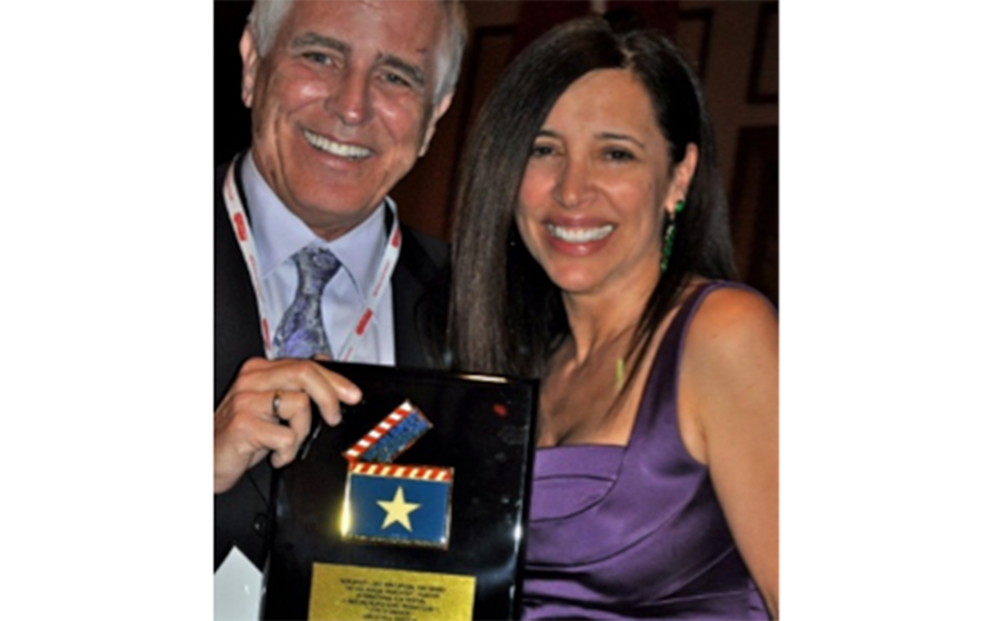Camilo Vila Jr. recibiendo la placa como mejor director en el WorldFest-Houston Intenacional Film Festival