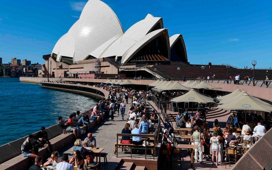 (Australia), 17/10/2021.- Members of the public are seen at outdoor dinning areas at The Sydney Opera House, in Sydney, Australia, 17 October 2021. New South Wales has reached its target of 80 percent full vaccination for people aged over 16, clearing the way for a further easing of restrictions. (Abierto) EFE/EPA/BIANCA DE MARCHI AUSTRALIA AND NEW ZEALAND OUT
