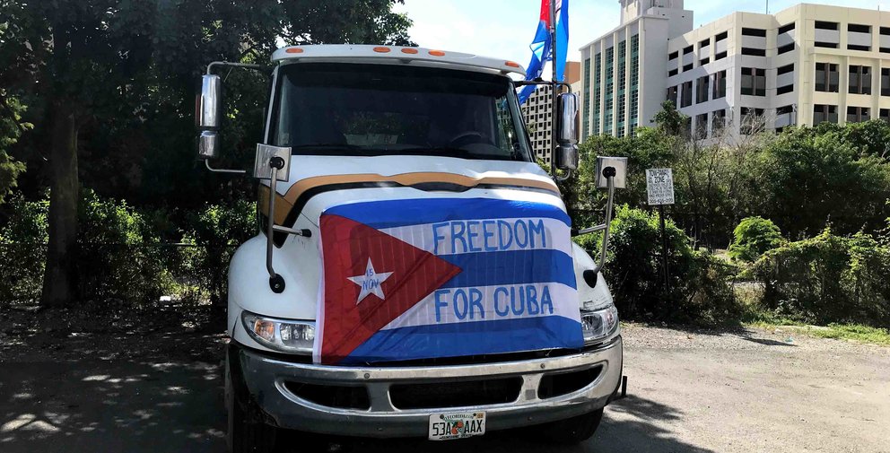 USA3479. MIAMI (FL, EEUU), 14/11/2021.- Un camión lleva pegada una bandera cubana que pide Libertad para el país durante una manifestación de apoyo a la marcha de Cuba hoy, en una dársena situada cerca de la Torre de la Libertad, en Miami, Florida (EEUU). La comunidad cubana en Miami salió este domingo a la calle para mostrar su apoyo a los cubanos de la isla llamados a participar mañana lunes en la Marcha Cívica por el Cambio y para expresar su rechazo al Gobierno de Cuba y la represión que, según dijeron, ya comenzó. EFE/ Ana Mengotti

