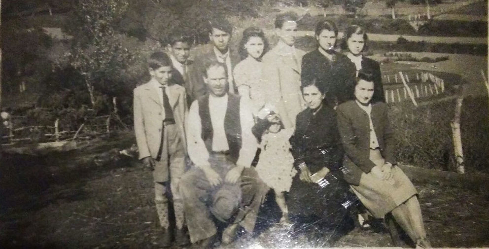 Argentina Sanchez G. Papa con sus padres y sus 8 hermanos web